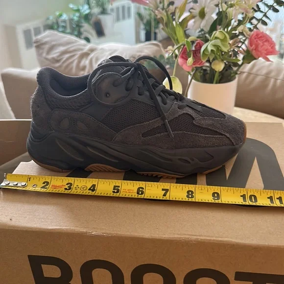 Yeezy Boost 700 - Picture 8 of 9
